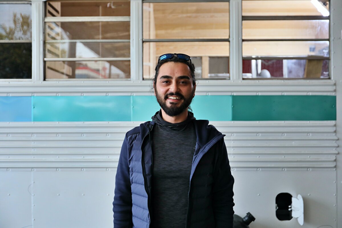 Uzun uğraşlar sonrası hayal ettiği aracı bir galeriden satın alıp memleketi Samsun'a getiren Mert, aracını karavana çevirerek hayallerini gerçekleştirmek için çalışmalara başladı.<br>