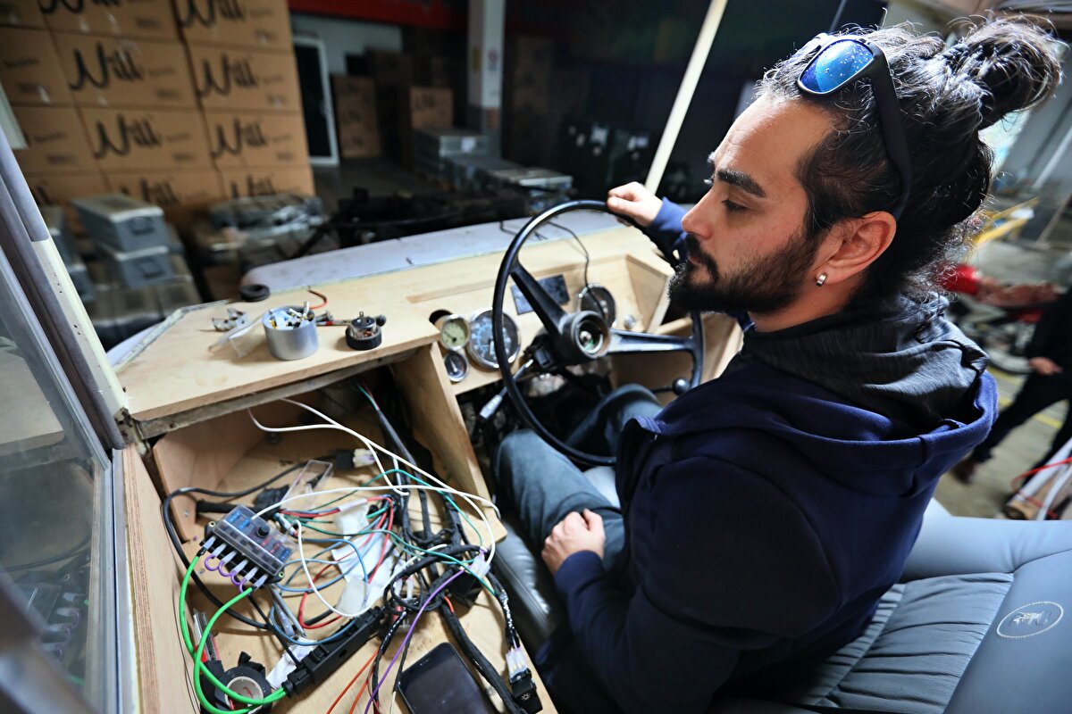 En son motoru Ankara ya da İstanbul'a mı götürsek diye düşünürken Çarşamba ilçesinde bir usta ile tanıştık ve detroit (dizel motor modeli) motorları daha önce de açtığını öğrendik ve problemsiz şekilde 20 günde motorun montajını gerçekleştirdi."<br>