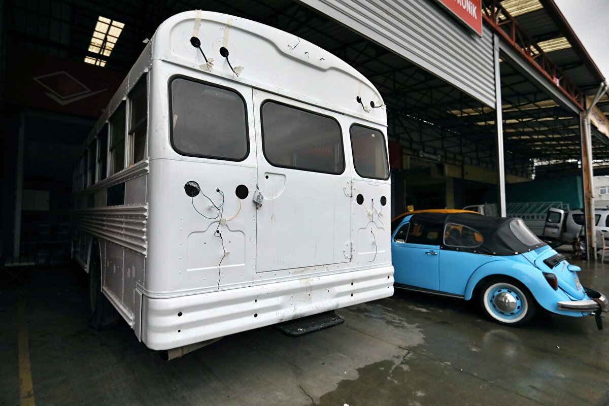 Beş yıldır takip ediyordum bu aracı. Bütçemi hazırlayıp aracı 260 bin lira gibi bir maliyete alıp karavana çevirmeye başladım. Bu araçlar İzmir Valiliğine 1990 yılında gelip 2013 yılına kadar personel taşıyor ve daha sonra kullanılmıyor. Satın aldığım maliyet kadar da masraf yaparak aracın motor sesine ulaştık." dedi.<br>