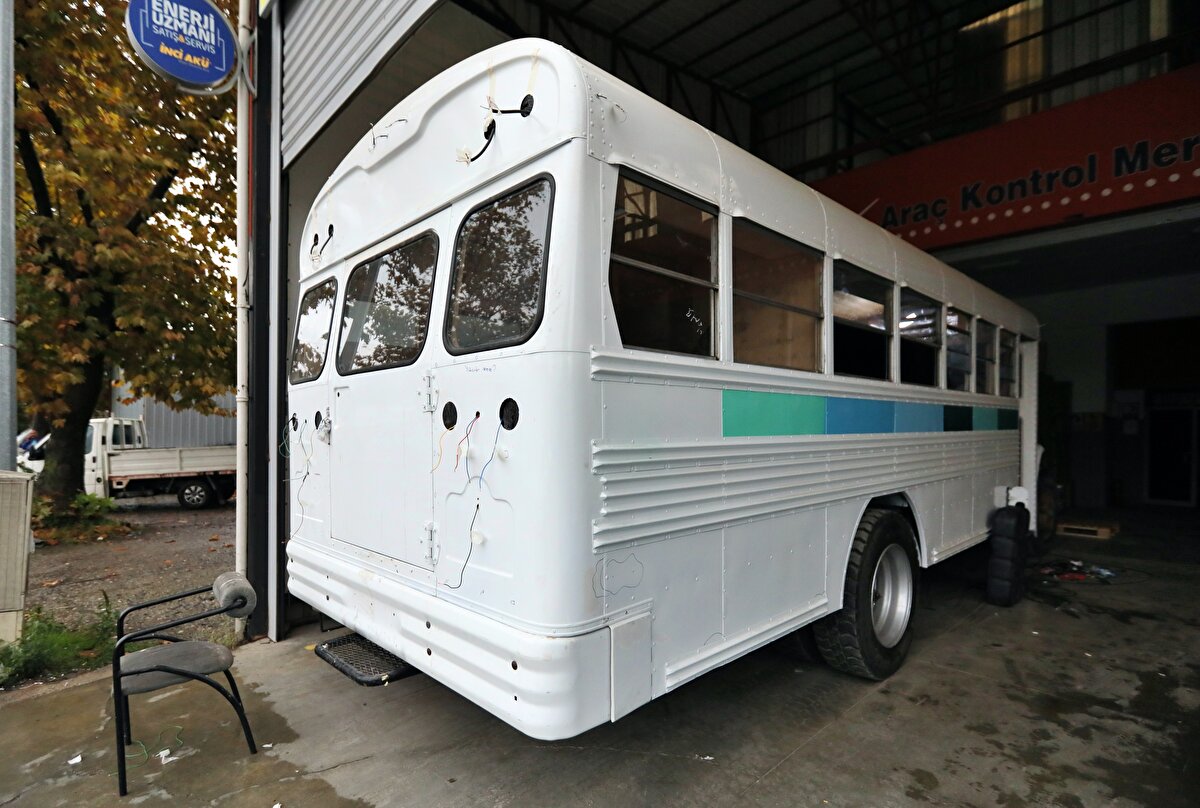 Şu ana kadar 600 bin lira gibi bir maliyete ulaştığını bildiren Mert, şunları kaydetti: "Daha da yapılacak şeylerim var, güneş panelleri, balkon gibi detayları da yaptırmam gerekiyor yola çıkmadan önce. Yazılımcı olduğum için serbest olarak bir firmada proje yöneticiliği yapıyorum. Aynı zamanda yamaç paraşütü de yaptığım için gittiğim ülkelerde ticari olarak pilotluk yapabiliyorum. Bununla alakalı yeterlilik sertifikalarım var."<br>