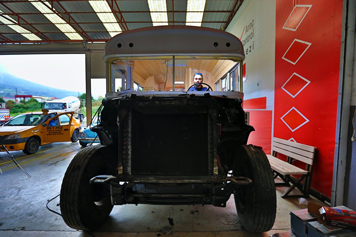 Yeni tip koronavirüs salgınıyla beraber insanların "yürüyen bir ev"le yaşama hayalinin arttığına işaret eden Mert, şunları dile getirdi: "Çoğu kişi karavan yaşamına bir hevesle başlıyor. Karavana başlamak isteyen arkadaşlara önce bir çekme karavan ile karavan hayatının nasıl olduğuna bakmalarını tavsiye ederim ya da karavan kiralayarak tecrübe edebilirler çünkü karavanda yaşamak ve bunu hayal etmek çok farklı şeyler.<br>