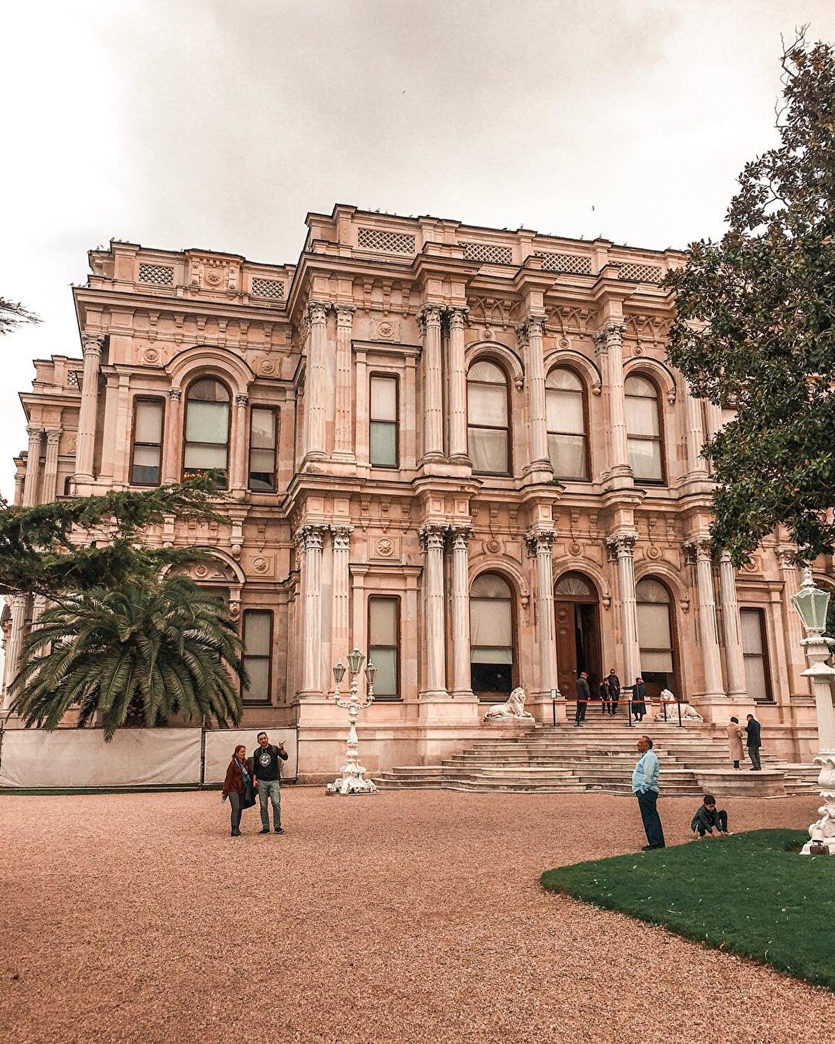 Sarayın içerisinde bulunan en önemli eserlerden biri Sultan Abdülaziz’e ait olan heykeldir. Heykel ilk ve tek padişah heykelidir. Ayrıca Sultan II.Abdülhamit Han ömrünün Son 6 yılını burada sürgün bir şekilde geçirmiştir.