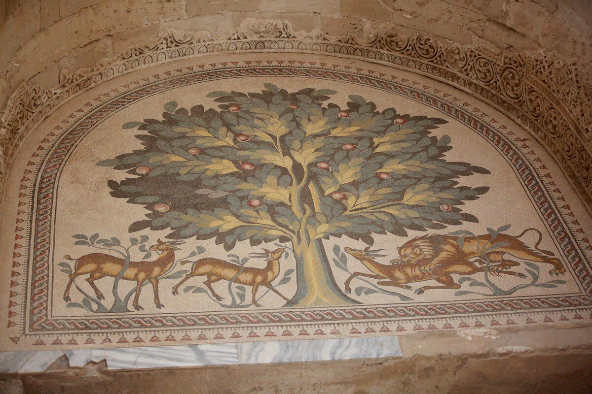 Sarayın zemininde, "Hayat Ağacı" adı verilen 827 metrekarelik dev bir mozaik tablo bulunuyor. Tablo hakkında Eriha'daki Filistin Turizm Bakanlığı Ofis Müdürü Iyad Hamdan: "geometri, bitki ve hayvan ögeleriyle zenginleştirilmiş, ustalıkla birleştirilmiş 38 mozaik yapının birleşmesinden oluşuyor ve tabloda 21 farklı renkte taş bulunuyor." açıklamasını yaptı. Kullanılan taşların Filistin'in farklı bölgelerinden getirilmiş olduğunu aktaran Hamdan, mozaik yapının Filistin halkının tarihine de ışık tuttuğunu vurguladı.