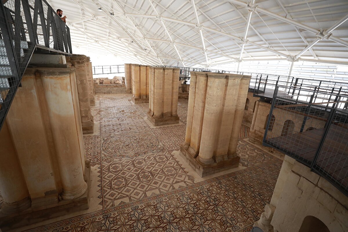 Japon Uluslararası İşbirliği Ajansı'nın (JICA) desteğiyle gerçekleştirilen çalışmalar kapsamında mozaik tablonun bulunduğu bölüme yaklaşık 2 bin 500 metrekarelik alanı kapsayan özel koruma çatısı yapıldı.