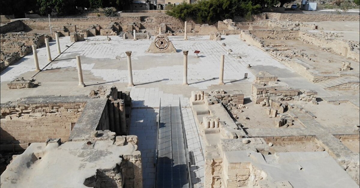 Geçen yüzyılın başında keşfedilen mozaik tablo, 2010 yılına kadar üstü kumla örtülü bir şekilde muhafaza ediliyordu. Tablo, son olarak 2016 yılında ziyarete açıldıktan sonra özel koruma yapılmak üzere tekrar restorasyona alınmıştı.