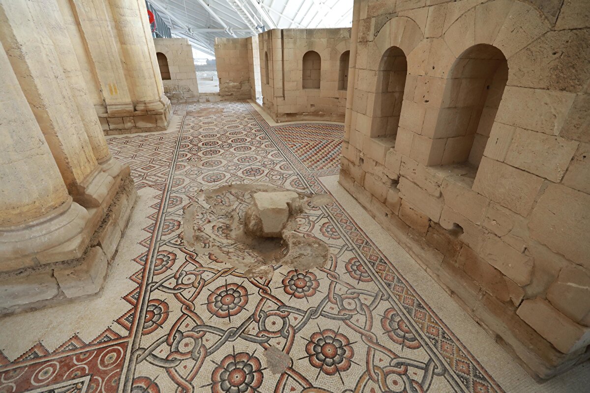 Dev mozaik tabloyu görebilmek için aynı anda yüzlerce kişinin burayı ziyaret edebileceğini söyleyen Hamdan, "2016 yılında bu tablonun açılışını yaptık, sadece bir ay süreyle turistlere ve ziyaretçilere açıldı. Bunun sonucunda turist sayısı 2015'in aynı dönemine göre yüzde 900 arttı." dedi.