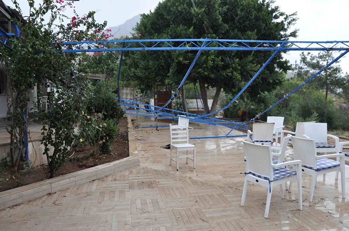 Hortum, teknelerin içinde bulunan malzemeleri ve sahilde bulunan kanoları çevreye savurdu.<br><br>