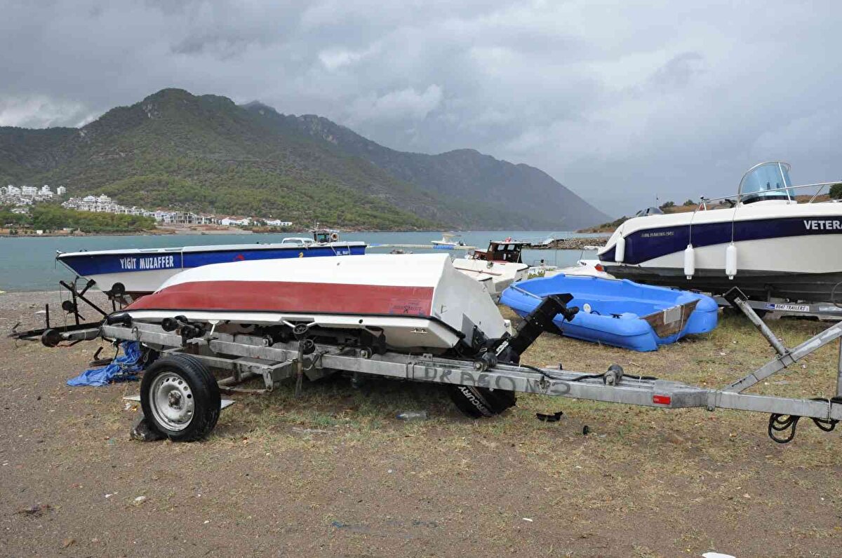 Silifke ilçesinde oluşan fırtına ve hortum, balıkçı barınağında bağlı bulunan iki teknenin batmasına neden olurken, çekici üzerinde duran tekneleri ters çevirdi.<br><br>