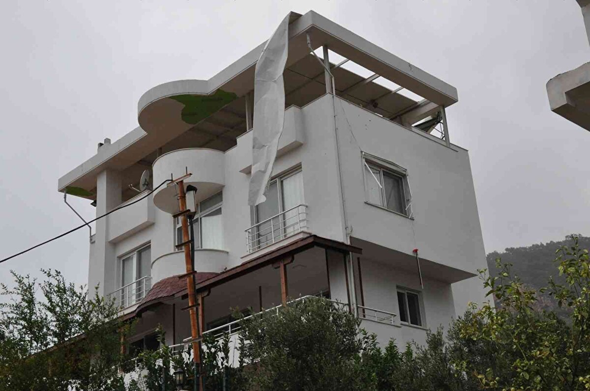 Diğer ilçelerde ise yol güzergahları üzerinde yer yer su birikintileri oluşurken, trafik akışı yavaşladı.<br><br>