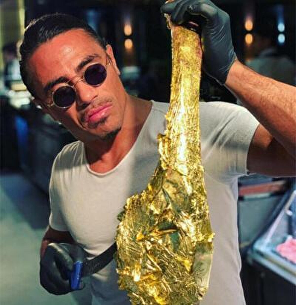 İngiltere'nin başkenti Londra'daki bir biftek lokantası da, servis ettiği gösterişli yemeklerde altın kaplamalı biftekler sunuyor. Hem de Gökçe'nin menüsündekinden 500 sterlin daha ucuza...<br>Salt Bae olarak da tanınan internet fenomeni Nusret Gökçe, geçtiğimiz günlerde Knightsbridge'de 15'inci restoranını açtığından beri gündemden düşmüyor. Nusret'i restoranının içinde, 630 sterline satılan biftekleri baharatlarken görmek mümkün.<br>