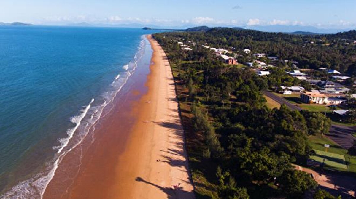 5. sırada yer alan Queensland, Avustralya'daki Cassowary Coast Bölgesi'nde küçük bir sahil kasabasıdır. Toplam nüfusu 3.597 kişi olarak belirlenmiştir.<br><br>Instagram oyu: 608,703<br><br>Pinterest oyu: 93