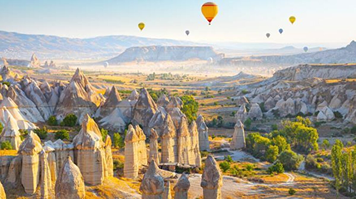 Nevşehir iline bağlı Göreme beldesi üçüncü sırada yer aldı. Göreme söz konusu listede Asya-Avrupa (Avrasya) kategorisine giren tek bölge olma özelliğini taşıyor. Göreme beldesi peribacaları, taştan evleri, Anadolu'ya özgü kahvaltı ve yemekleriyle birlikte son yıllarda balon turizmiyle ön plana çıkıyor. Göreme'ye Asya'dan gelen yabancı turistlerin de büyük ilgisi bulunuyor.<br><br>Instagram oyu: 1,129,021<br><br>Pinterest oyu: 279
