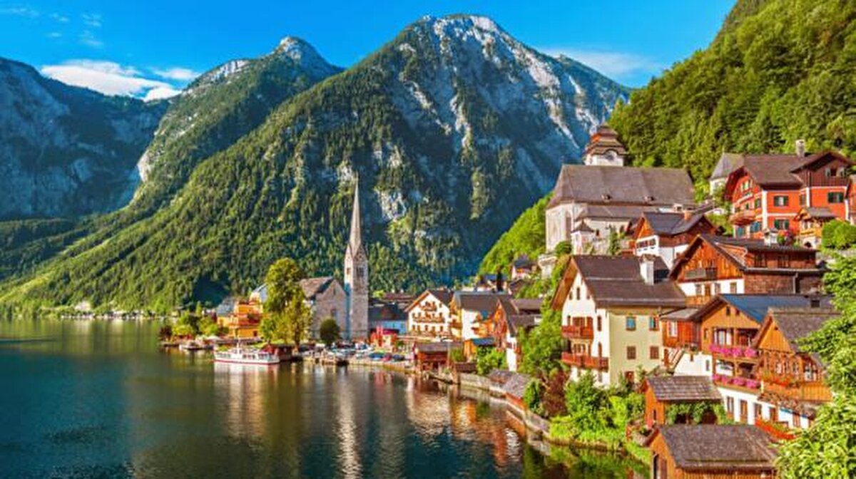 4. sırada Hallstatt yer alıyor. Hallstatt, Avusturya'da bir bölge olan Yukarı Avusturya'da Salzkammergut'da bir köydür. Hallstätter gölü kıyısındadır. 2001 yılındaki nüfus sayımı 946'dır.<br><br>Instagram oyu: 794,326<br><br>Pinterest oyu: 4,887