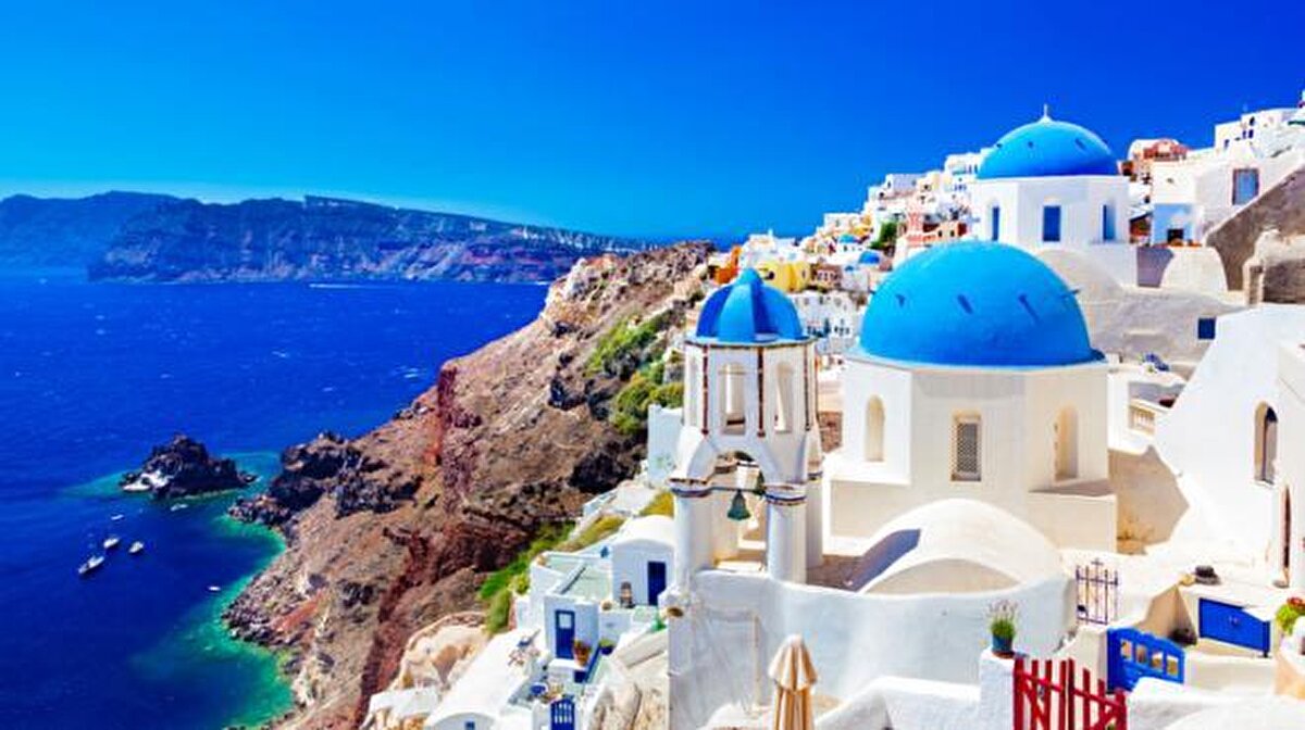 Yunanistan'ın Ege Denizi'nde yer alan turistik adası Santorini'nin en kuzey noktası olan Oia, 1.6 milyonun üzerinde paylaşımla dünyanın en güzel köyleri listesinde birinci oldu.<br><br>Instagram oyu: 1,609,706<br><br>Pinterest oyu: 2,965