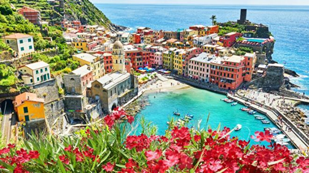 7. sırada Vernazza yer alıyor. İtalya'nın kuzeybatısındaki La Spezia, Liguria eyaletinde bulunan kasaba Cinque Terre bölgesini oluşturan beş kasabadan biri. Vernazza kuzeye giden dördüncü şehirdir, araba trafiği yoktur ve İtalyan Rivierası'ndaki en gerçek "Balıkçı köylerinden" biri olmaya devam etmektedir.<br><br>Instagram oyu: 491,902<br><br>Pinterest oyu: 1,232