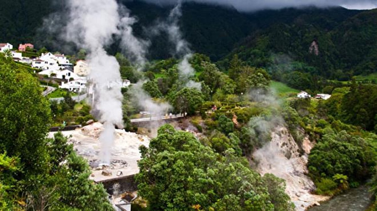 10. sırada Portekiz'de Povoação belediyesine bağlı olan, 33,88 kilometrekare yüzölçümüne sahip, 1.541 nüfuslu Furnas yer alıyor.<br><br>Instagram oyu: 227,533<br><br>Pinterest oyu: 175
