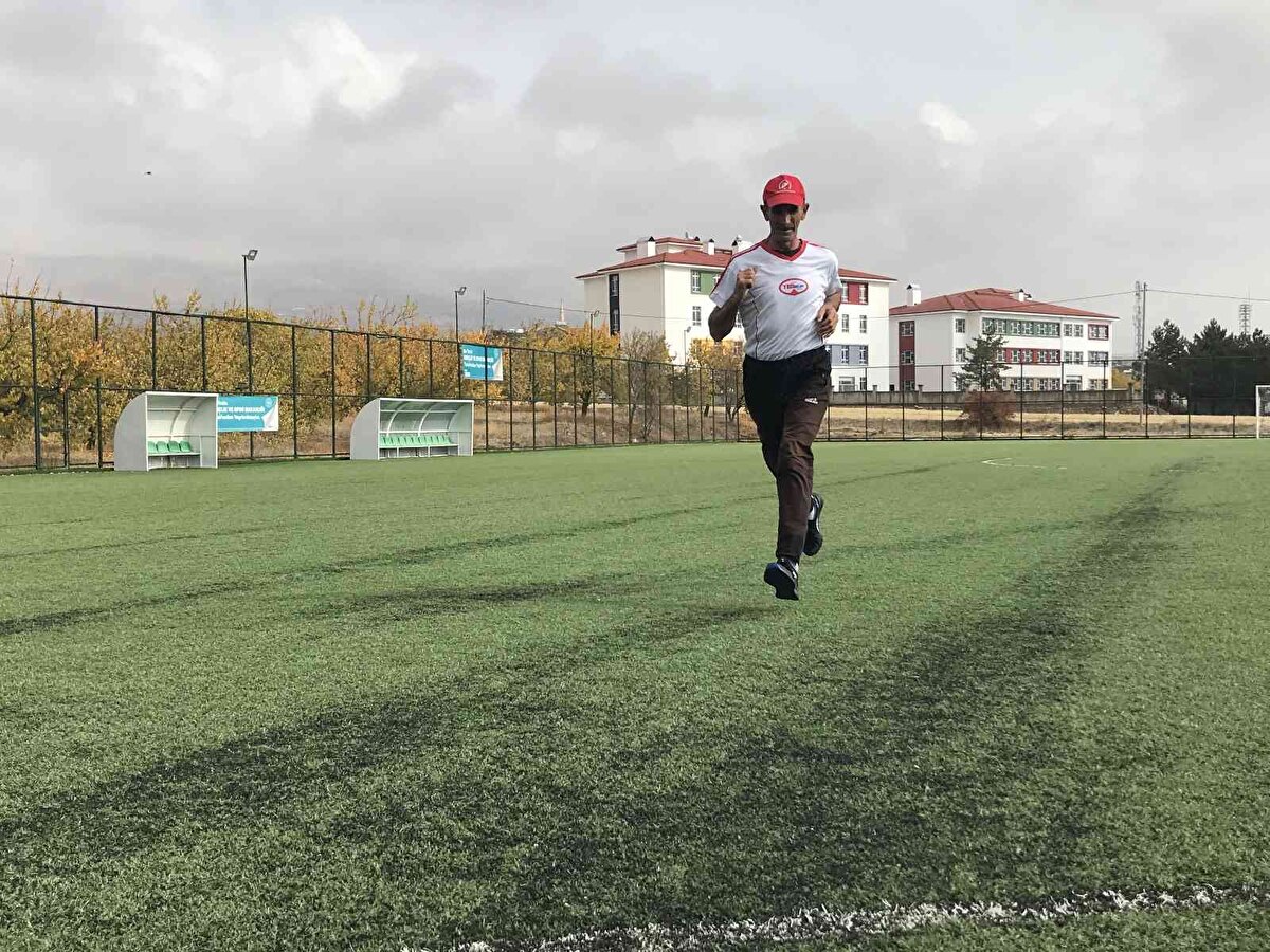 Bir taraftan da muhtarlık yaparak vatandaşın işlerine koştuğunu ifade eden Karakol, "Diğer taraftan da vatandaşımızın talebi üzerine muhtar olduk. Bu muhtarlık sürecince sporcu kimliğimiz bize pozitif bir enerji veriyor, daha canlı tutuyor. Sağlam kafa sağlam vücutta bulunur. Böyle düşünürsek daha anlamlı olur, diye düşünüyorum. Benim 100'e kadar madalyam var. Daha önceden doğu kros liglerinde, festivallerde turnuvalara katıldık. Benim katıldığım turnuvalarda bir yarış dışında hepsinde ilk üçe girerek derece aldım" şeklinde konuştu.