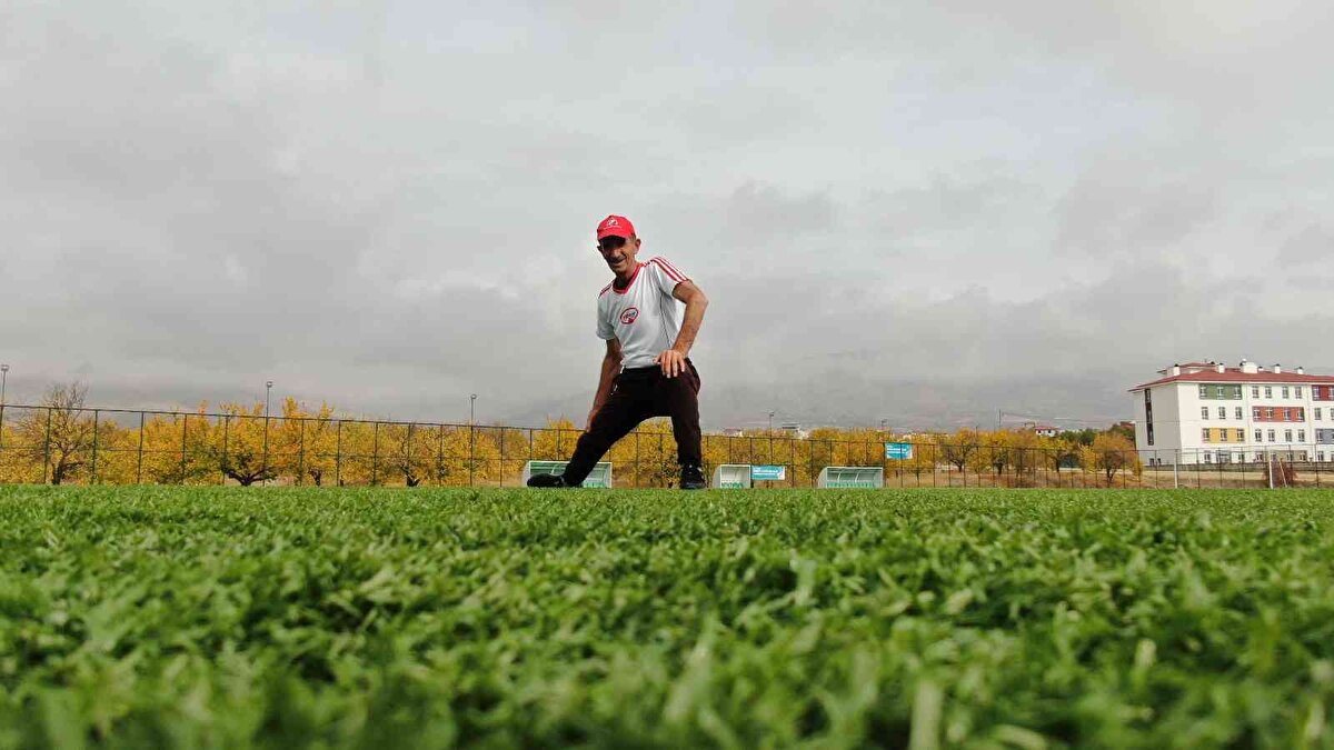 Baskil Maliye Müdürlüğünden emekli olduktan sonra mahallesinde de muhtar olan Karakol, koşmayı 43 yıldır bırakmadı. Yaşına rağmen sağlıklı bir yaşam için her gün ortalama 20 kilometre koşan Karakol, bir yandan da mahallesine hizmet için çalışmalarını sürdürüyor.
