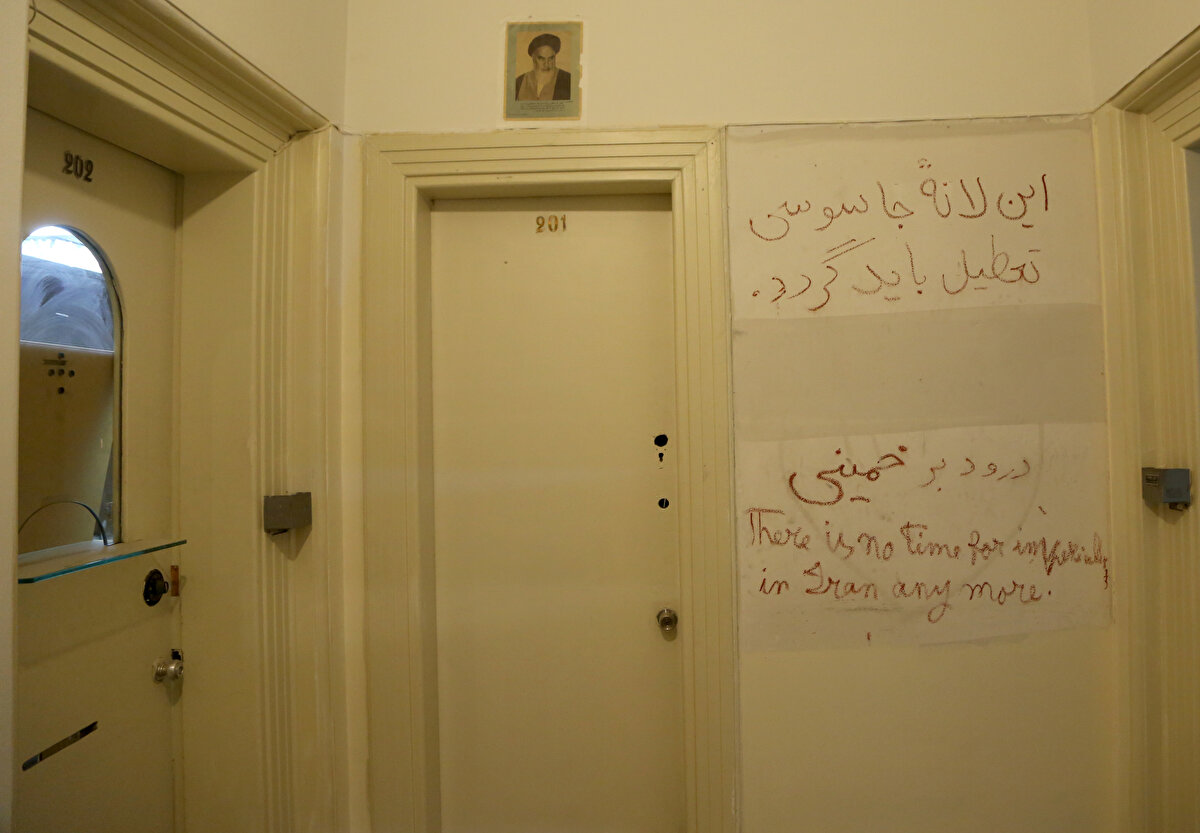 Duvarlarda ABD karşıtı ve devrim lideri Humeyni lehine sloganlar yazıldığı görülüyor. Binanın ikinci katında 