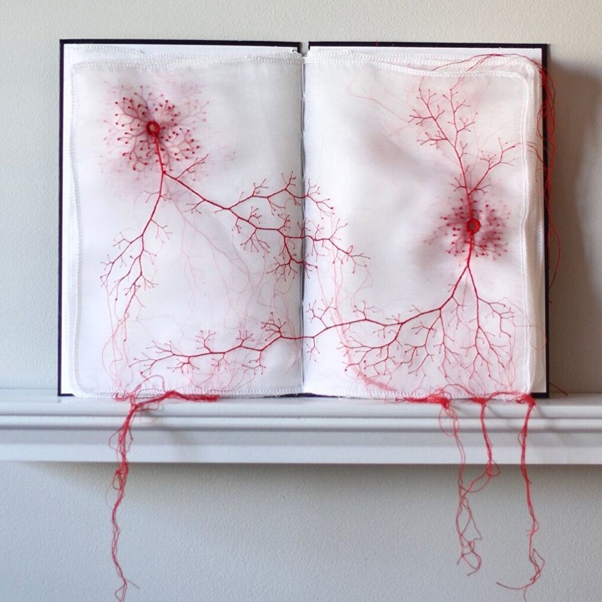 🧵 Senninbari üretme geleneği , 1894-1895 Birinci Çin-Japon Savaşı sırasında ortaya çıkmış. En eski formlarında senninbari , malzemeyi güçlendirmek için işlenmiş 1000 düğüm veya dikiş içeren küçük mendil boyutunda kare malzeme parçalarıydı.