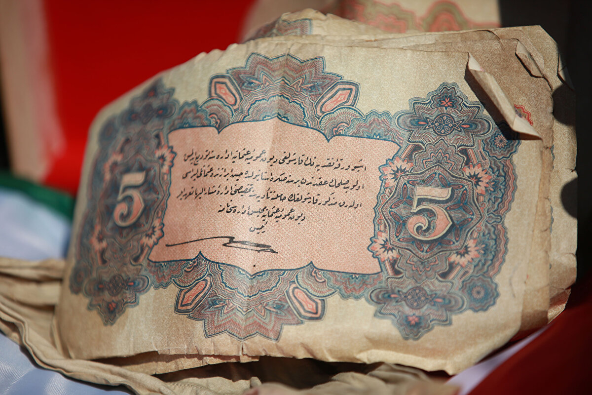 Nabluslu esnaf ailenin yıllardır büyük sadakatle koruduğu emanet, 10 adet yarımşar liralık, 117 adet birer liralık ve 5 adet de beşer liralık banknotlardan olmak üzere toplamda 147 Osmanlı lirasından oluşuyor.<br>