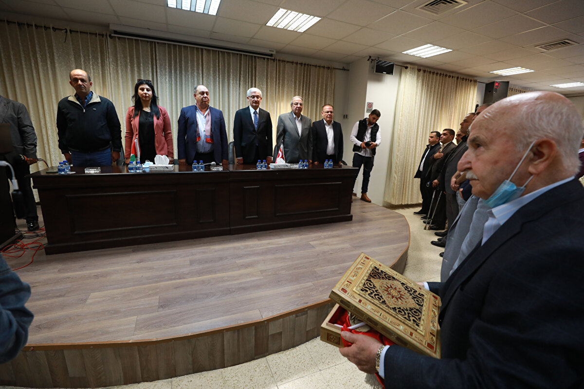 Filistinli ailenin üyelerinden Ragıp Hilmi el-Alul'un anlatımına göre hikâyenin başlangıcı 1915 yılına uzanıyor. O dönem Birinci Dünya Savaşı sırasında Filistin'den başka cepheye sevk edilen bir Osmanlı askeri, birikmiş tüm parasını bir parça beze sararak Nablus şehrinin bilinen esnaflarından Rüşdü Efendi'ye bırakmış.<br>