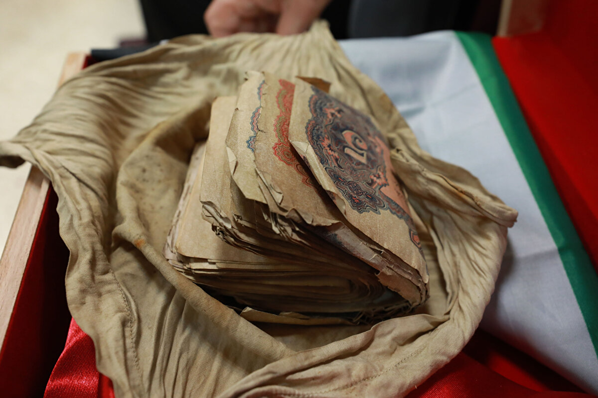 "Devlet-i Aliyye-i Osmâniyye 18 Teşrîn-i evvel 1331 tarihli kanun mucebince karşılığı tamamiyle tevdî' edilmiş beş Osmanlı liralık varaka-i nakdiyye bedeli Dersaâdet'de tesviye olunacakdır."<br>