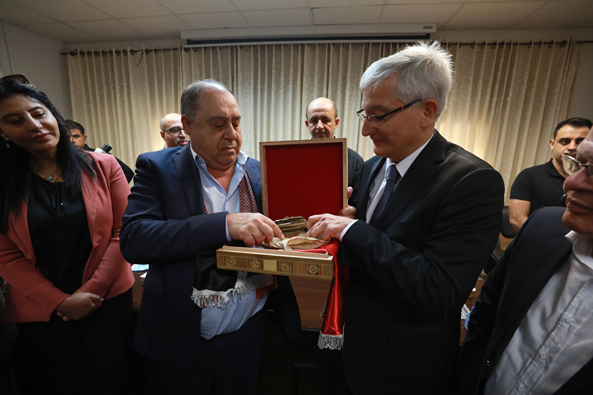 Emanetin sahibi Osmanlı askerinin isminin veya mirasçılarının bilinmediğine işaret eden Demirer, "Tabii (Osmanlı askerinin) kendisini bulmak, ismini bulmak, mirasçılarını bulmak mümkün olmadığı için biz Türkiye olarak Türk hükümeti adına bu emaneti teslim alıyoruz ve bunu onlar nasıl koruduysa biz de öyle koruyacağız. Bu emanetin, bu dostluğun, bu tarihin simgesi olması için söz veriyoruz." diye konuştu.<br>