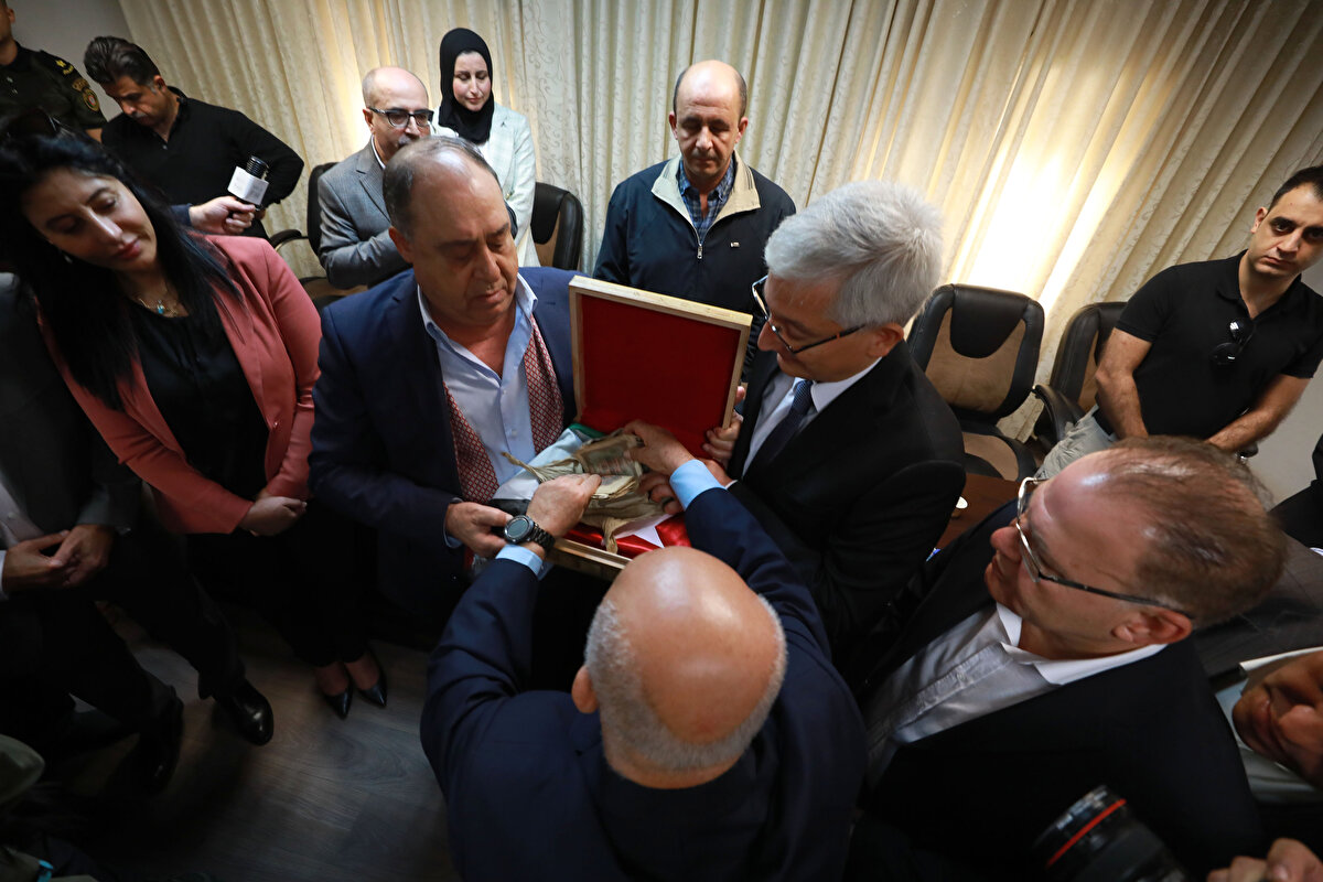 Demirer, söz konusu emaneti ne yapacakları konusunda henüz karar vermediklerini kaydederek, "(Alul) ailesiyle birlikte karar vereceğiz. Muhtemelen Türkiye'deki bir müzede sergilemeyi tercih edeceklerdir. Biz de onların bu arzusuna saygı duyacağız." dedi.<br>