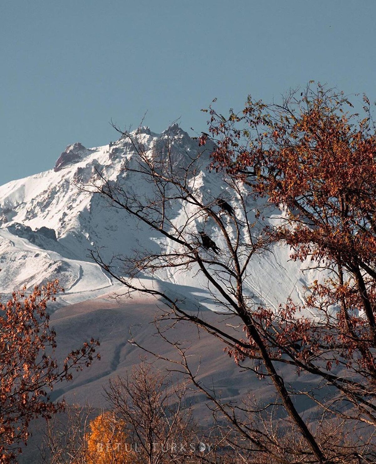 Veee Erciyes Dağı… Kayseri'nin bir sembolü hâline gelmiş olan Erciyes Dağı'nın zirvesinde geçmişte Bizans rahiplerinin inzivaya çekildiği bilinen mağaralar bulunmaktadır. Sönmüş bir küme volkan olan Erciyes Dağı'ndan çıkan küller Peri Bacaları'nı ve Hasan Dağı'nı oluşturmuştur.