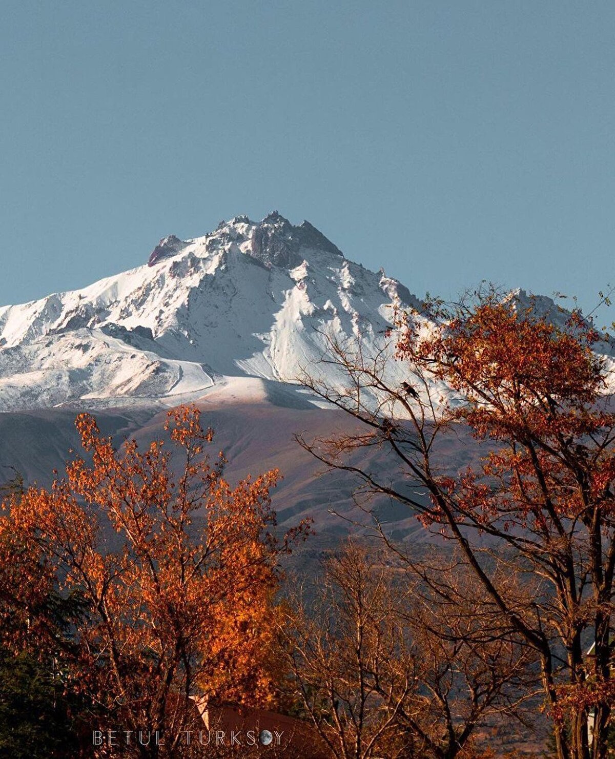 Tarihin hemen her döneminde önemli bir yeri bulunan Kayseri, Hitit, Bizans, Selçuklu ve Osmanlılara ev sahipliği yapmış. Kent, her ne kadar günümüzde genel olarak sanayi şehri olarak bilinse de birçok doğal ve kültürel güzelliği de bünyesinde barındırıyor.