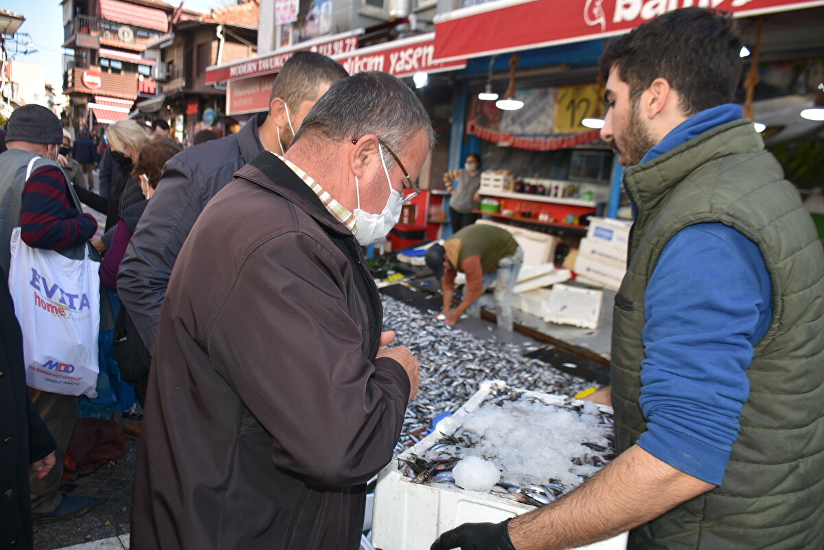 10 kilo hamsi satın alan Nurten Bacun ise, "Daha önce pahalıydı alamıyorduk. 5 lira olduğu için herkes yiyebilecek. Hayat şartları da pahalı. Bugün ucuzlaması çok sevindirici" dedi.<br><br>