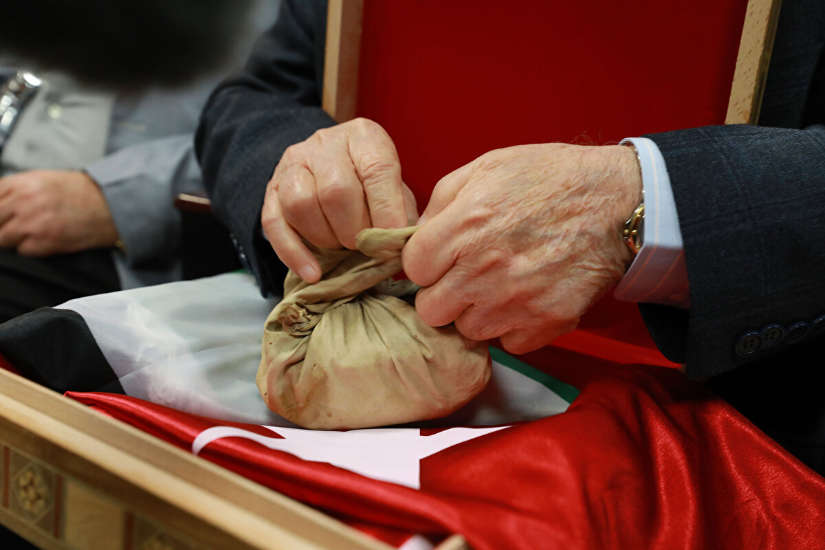 Duygusal anların yaşandığı törende Alul ailesi, Türk ve Filistin bayraklarının bulunduğu kutuyla Osmanlı askerinin emanetini Demirer'e verdi. Törenin ardından soruları yanıtlayan Büyükelçi Demirer, Osmanlı askerinin emanetini teslim almaktan dolayı çok heyecanlı olduğunu belirtti.<br>