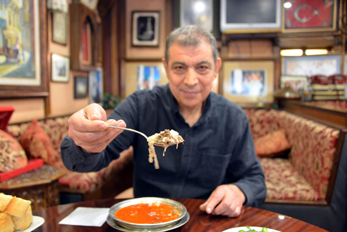 Maraş kelle paçasının besleyici özelliği de olduğunu belirten Erdal Kanbur, "Paçanın içerisinde doğal bir aroma var. İçerisine konulan doğal sumak ve sarımsağı ile paça doğal bir antibiyotik. Besleyici özelliği olduğundan vücuda güç ve enerji verir. Maraş kelle paçasını içmek için uçakla dışarıdan gelenler dahi var. Bu da demek oluyor ki, paçamız dünyada tanınıyor" dedi.<br><br>