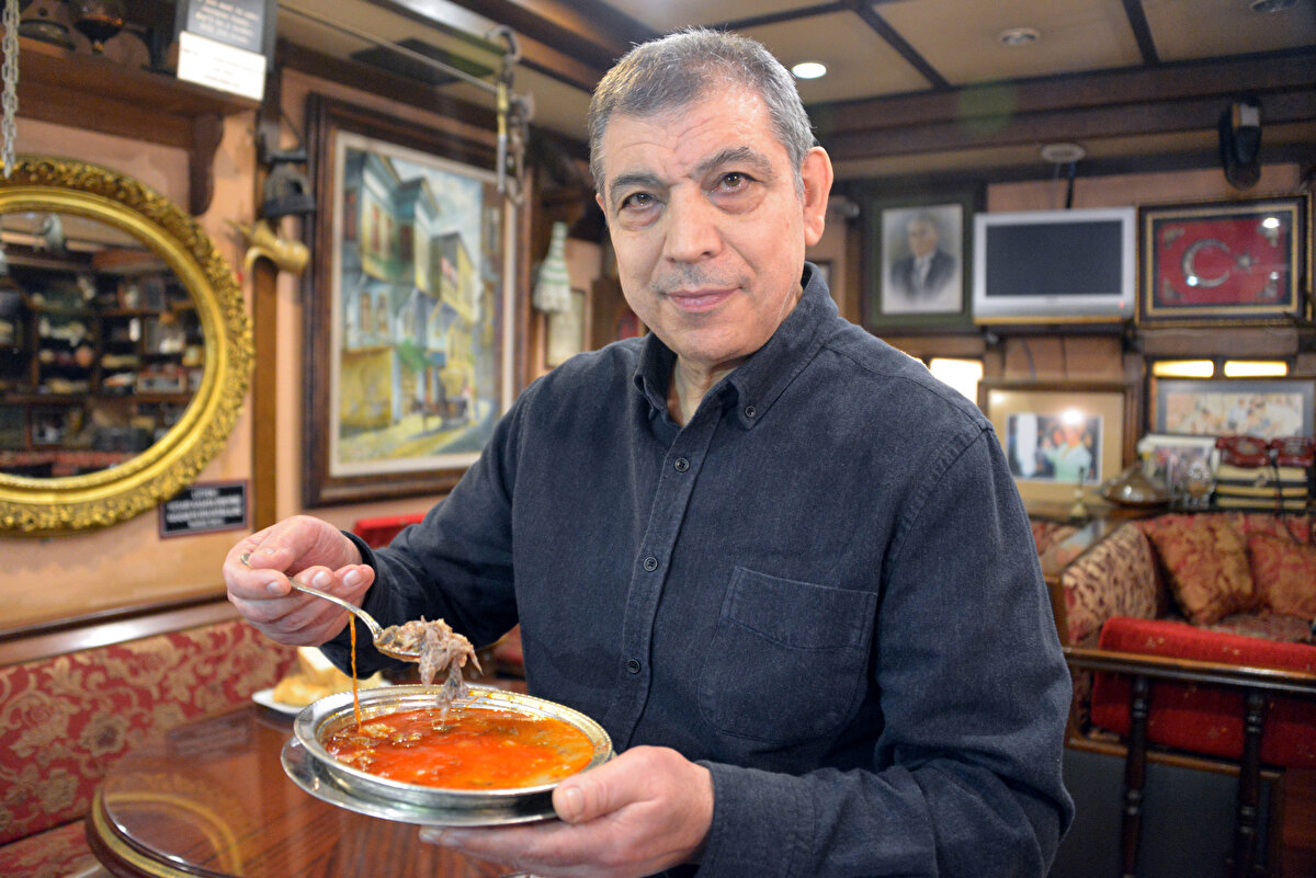 Kahramanmaraş Lokantacılar, Kebapçılar ve Tatlıcılar Esnaf Odası Başkanı Erdal Kanbur, bu karardan dolayı da çok mutlu olduklarını söyledi. Lezzeti ile herkesin sevdiği yemeğin Kahramanmaraş'ın milli içeceği olduğunu belirten Kanbur, "Maraş kelle paçası, Kahramanmaraş'ımızın milli içeceği. Özellikle bu kış aylarında vazgeçilmez içeceklerinden bir tanesi. O yüzden de Kahramanmaraş'ın milli bir mutfak kültürü olduğu için tescilletmek için bir hayli zaman içerisinde Kahramanmaraş'a kazandırdık. Bunun sevinci içerisindeyiz çünkü Kahramanmaraş'ın hakkıydı. Maraş kelle paça; Kahramanmaraş'ın yemek kültürü, lezzeti ve vazgeçilmezidir. Bu çocukluğumuzdan, 3-5 kuşaktan beri Kahramanmaraş'ın paça sevdası var. Yani Maraş kelle paçası, Kahramanmaraş'ın hakkıydı. O yüzden de çok mutluyuz. Gerçekten de paça, Kahramanmaraş'ın milli bir kültürü. Bu karardan sonra paçacı arkadaşlar da satışlarını artıracak ve bu lezzeti dünyaya tanıtacaklar. Umuyorum ki Kahramanmaraş'taki bu lezzeti dondurma gibi uluslararası reyonlara taşıyacaklar." dedi.