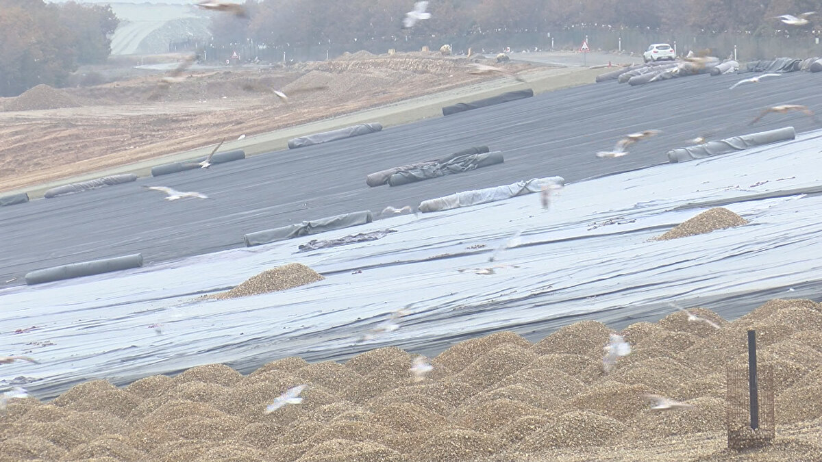190 bin haneye çöpten elektrik verildiğini belirten Yalçın, "Tesisimiz, 2041 yılında 90 MW kapasiteye erişmiş olacak. 37 megavat kapasiteyle şu anda 760 bin İstanbullunun enerji ihtiyacını karşılıyoruz. 90 MW'a eriştiğinde yaklaşık 2 milyon İstanbullunun enerji ihtiyacını karşılamış olacağız. Yani 2040'lı yıllarda 20 milyonluk İstanbul nüfusunun yaklaşık yüzde 10'un enerjisi bu merkezden karşılayacağız" şeklinde konuştu.<br><br>