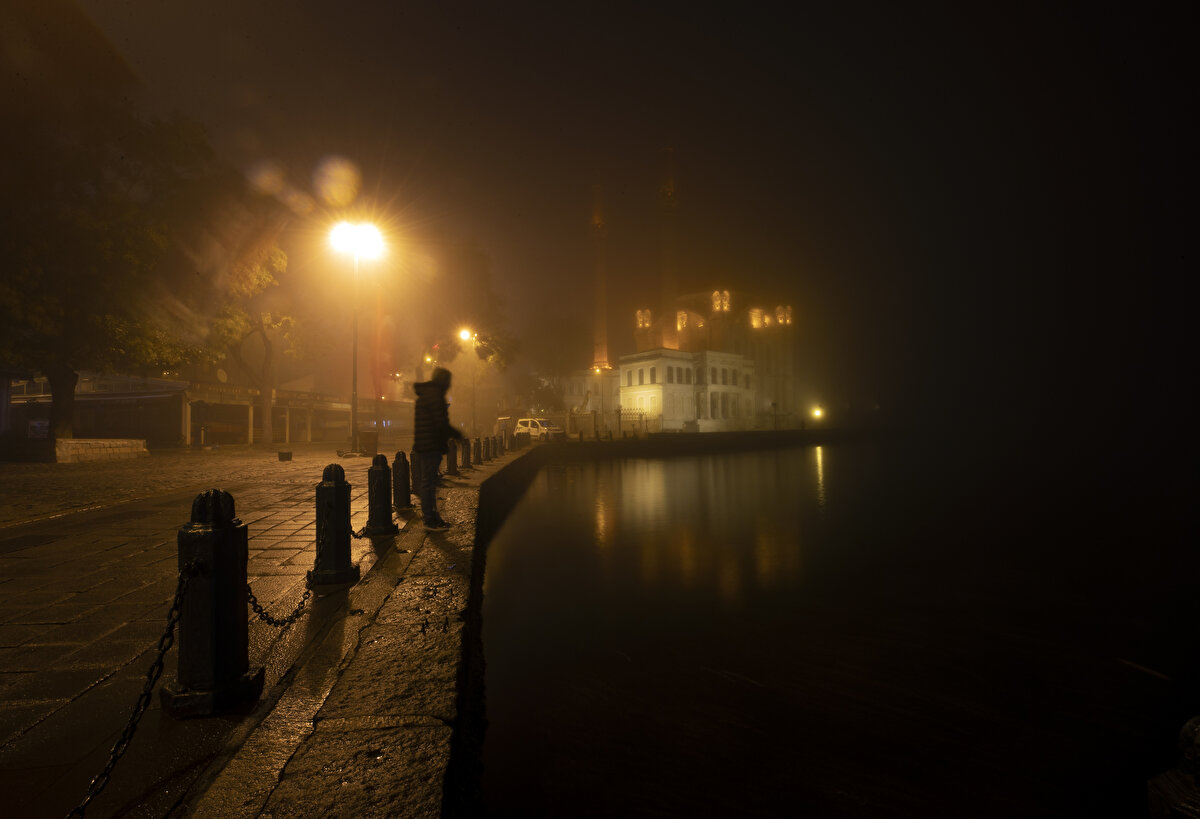 Meteoroloji bugün beklenen yoğun sis nedeniyle 8 kente sarı kodlu uyarıda bulundu. Bugün; İstanbul, Tekirdağ, Balıkesir, Çanakkale, Bursa, Edirne, Kırklareli ve Yalova'da yoğun sis görülecek.<br><br>
