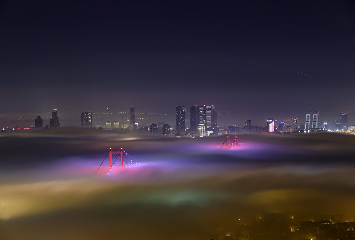 İstanbul'da sabah saatlerinde yoğun sis etkili oldu. 15 Temmuz Şehitler Köprüsü neredeyse görünmez hale gelirken araç trafiğinde ise görüş mesafesi düştü.