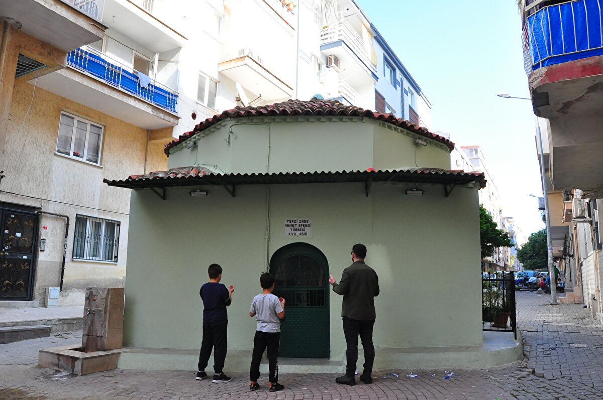 Manisa'nın Şehzadeler ilçesinde apartmanların ortasında kalan türbe bulunduğu sokağı ortadan ikiye böldü.<br><br>