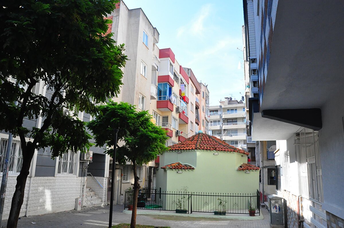 Her cuma günü ziyarete gelenler de türbe başında dua ediyor.<br><br>