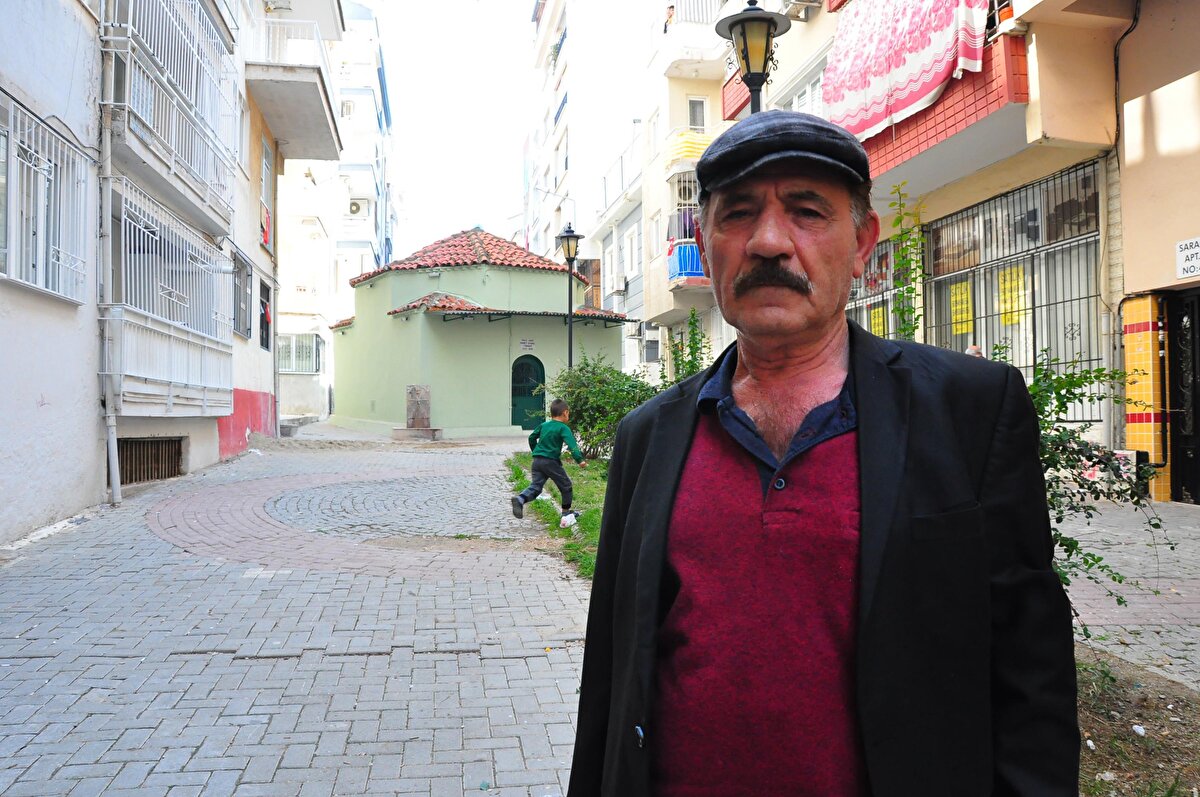 Sokağı ikiye bölen türbeyi ilk kez görenler şaşkınlık yaşarken, mahalli ise duruma zamanla alıştı.<br><br>