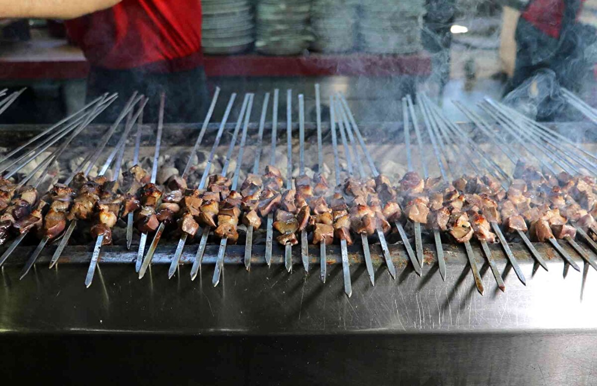 Kebabın başkenti Adana’da canlı hayvan kesiminin azalmasıyla birlikte ciğer sıkıntısı yaşanmaya başladı.<br><br>