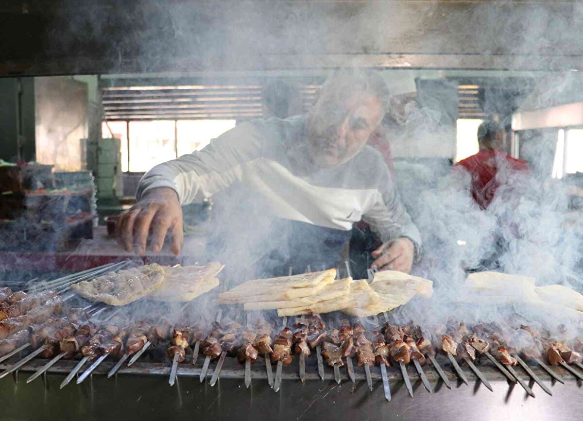 42 yıllık kebapçı Yaşar Aydın, ciğerin artık lüks tüketime girdiğini ve fiyat artışına rağmen ciğer bulunmadığını belirterek, “Ciğer fiyatı aldı başını gidiyor, durdurmak imkansız. Eskiden böyle değildi şu an aldı başını gidiyor. Fiyatı 110 liraya kadar çıktı. Eskiden garibanın yemeğiydi şu an zenginin” diye konuştu.<br><br>