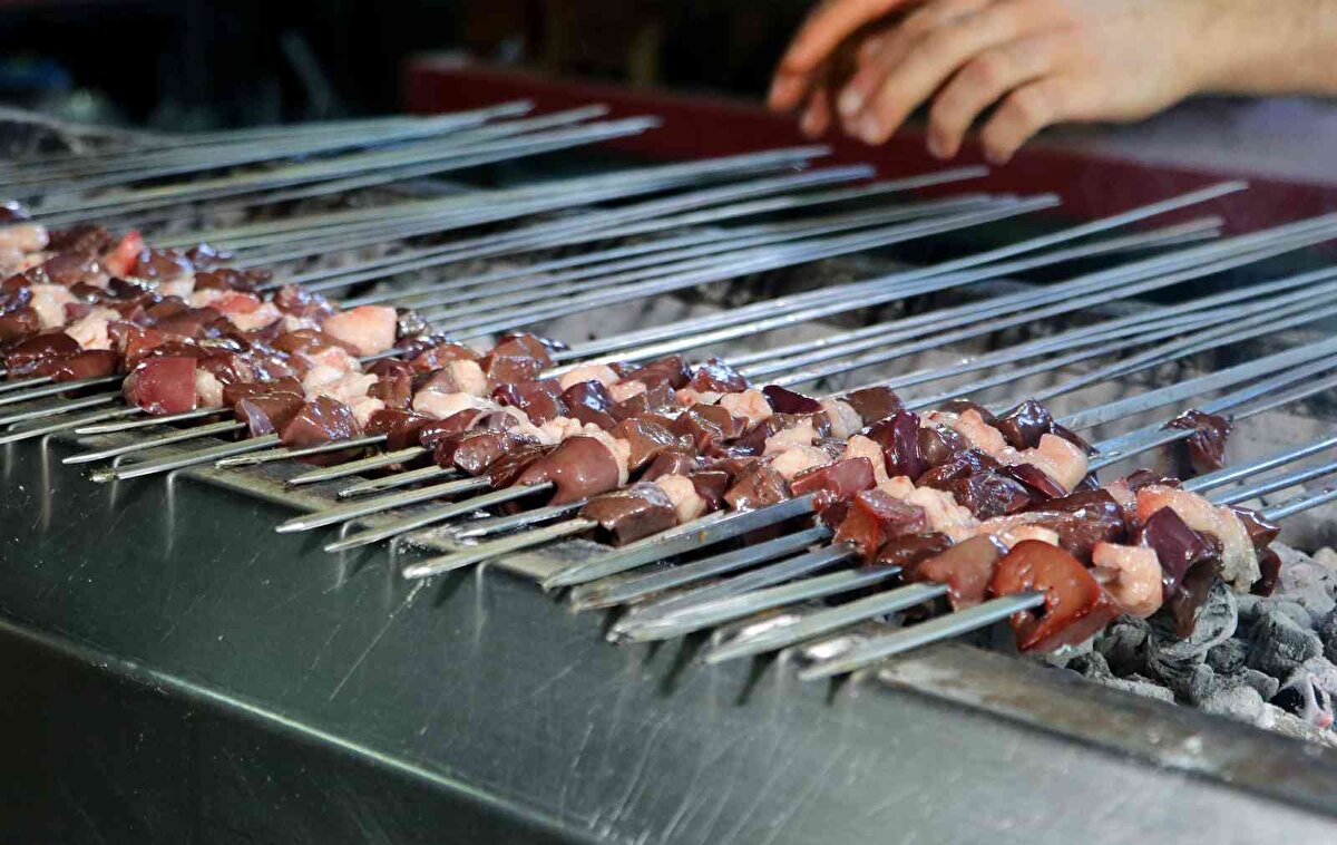 Ciğerin karaborsaya düşmesiyle kentteki bazı kebapçılar, çareyi çevre illerden ciğer siparişinde buldu.<br><br>