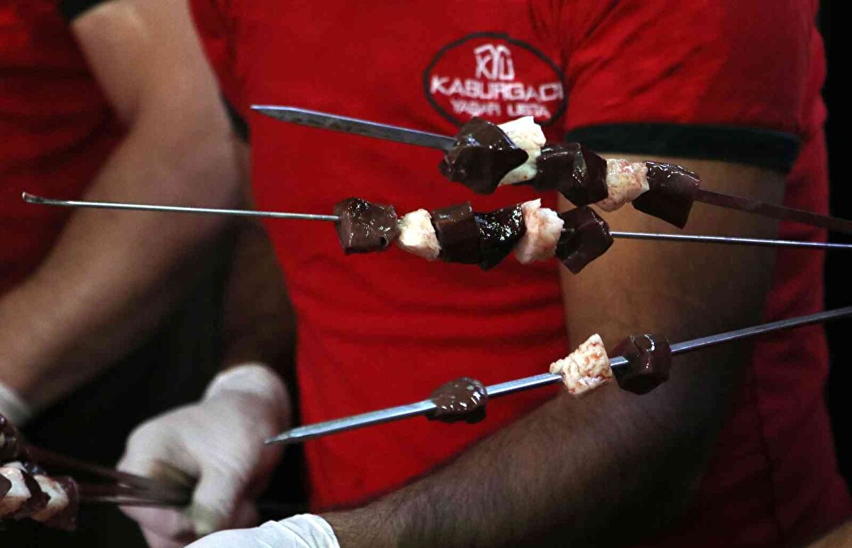 42 yıllık kebapçı Yaşar Aydın, ciğerin artık lüks tüketime girdiğini ve fiyat artışına rağmen ciğer bulunmadığını belirterek, “Ciğer fiyatı aldı başını gidiyor, durdurmak imkansız. Eskiden böyle değildi şu an aldı başını gidiyor. Fiyatı 110 liraya kadar çıktı. Eskiden garibanın yemeğiydi şu an zenginin” diye konuştu.<br><br>