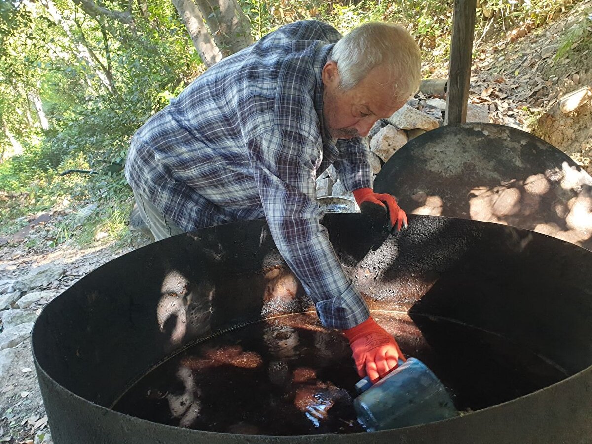 Samandağ'ın Kapısuyu Mahallesi'nde defne yağı çıkaran Ahmet Balcı, "Defne yağı yaparken ilk önce defne tanesini koyuyoruz sonra ölçülü şekilde suyunu koyuyoruz ve gece kazanın altını yakıyoruz ve kaynamaya bırakıyoruz. Sabah olunca kazanın içindeki meyveleri ezip yağını alıyoruz" dedi.<br><br>