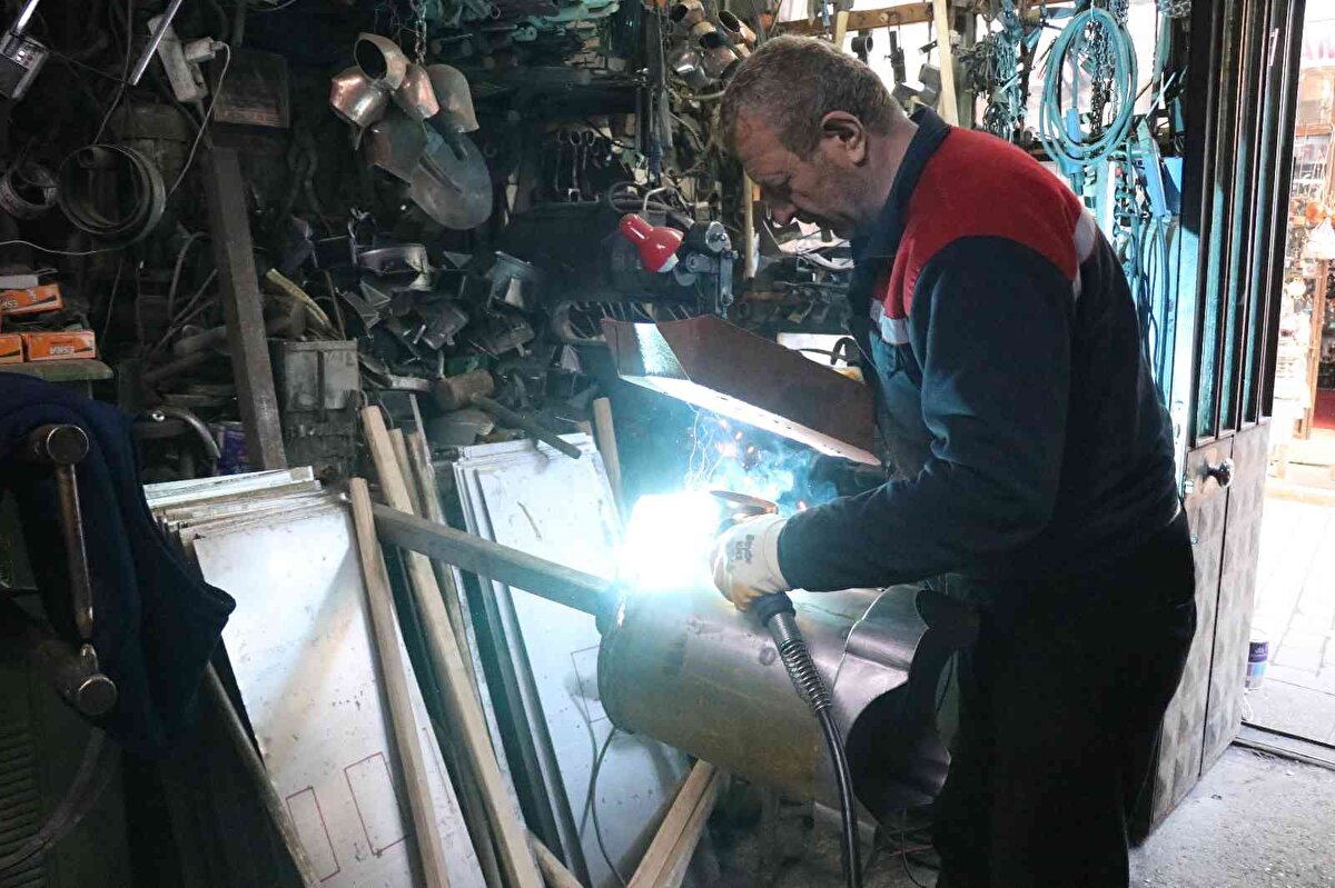 Ürettiği sobaların rağbet görmesini ekonomik yakıtlı oluşuna bağlayan Atlı, "Sobaları ünlü yapan ekonomik yakıtlı oluşu. Saatte ortalama 1 kiloya yakın pelet yakar. Bir ton kömürün en az 600 kilosunu kül olarak çöpe atılır. Ama 1 ton pelet yak 50 kilo kül çıkmaz. Ayrıca, kömür ilk yanışta alevli yanar ama yanma derecesi düştükten sonra yakıt düşer. Ama bizim peletimiz öyle değil. Pelet hep aynı ısıyı verir. Sobanın kapağını kıstığımız zaman az yanar, açtığımız zaman çok yanar" şeklinde konuştu.<br><br>