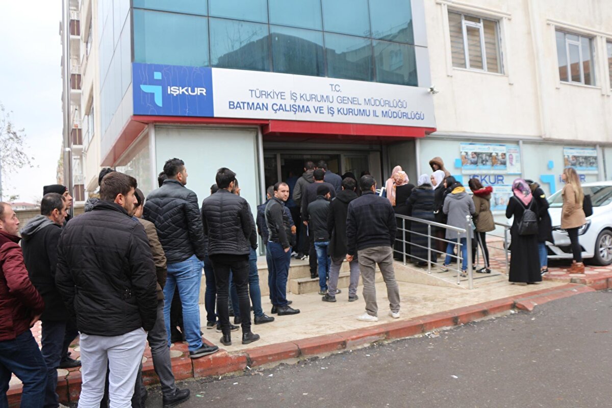 İŞKUR’un son yıllarda uyguladığı çok önemli bir program var. İşbaşı Eğitim Programı işsizliğin önlenmesinde çok önemli bir rol üstleniyor. Özellikle çalışma yaşına gelmiş gençlerimizin iş yaşamına girmede ilk adımı atmaları bu programla mümkün olabiliyor.<br>