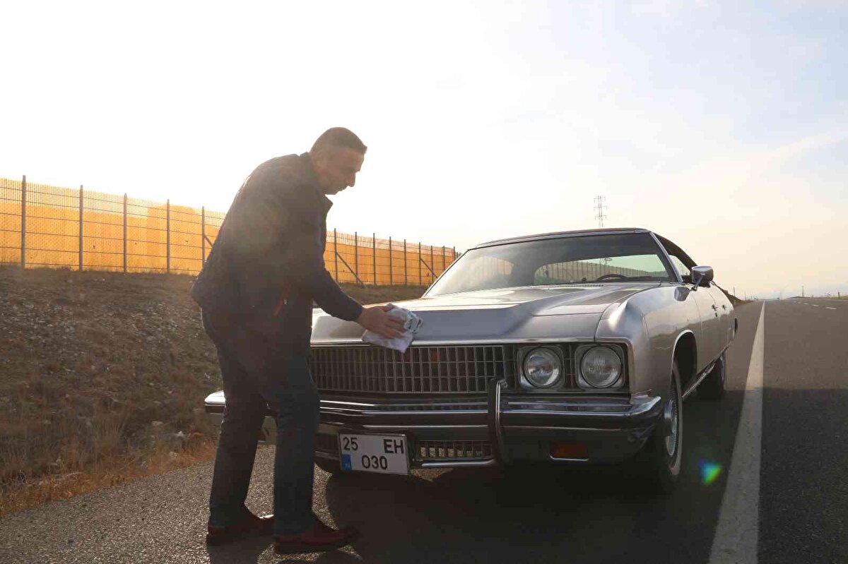 Araç sahibi Ertek, 20 yıllık hayaline çok değerli bir araçla kavuştuğunu ifade ederek, “Aracı 2018 yılında Bursa’dan aldım. İlk sahibi Alparslan Türkeş’ti. Ben aracın 5'inci sahibiyim. 1973 model Chevrolet Caprice Classic, yani aracım, 48 yaşında. Otomatik vites ve pencerelerinin arasında direk bulunmuyor. 20 yıldan beri bu tür araçlara ilgi duyuyordum. En sonunda 20 yıllık hayalime kavuştum” dedi.<br><br>