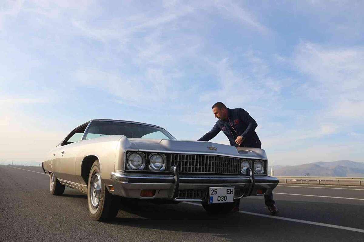 Aracın 5'inci sahibi olan Ertek, 4 yıldır aracına gözü gibi bakıyor. Aracı Bursa’dan satın alarak çekici yardımıyla Erzurum’a getiren Ertek, aracını sadece haftada bir kez trafiğe çıkartıyor.<br><br>